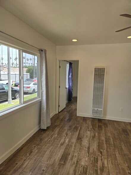 Building Photo - 5700 S Van Ness Ave