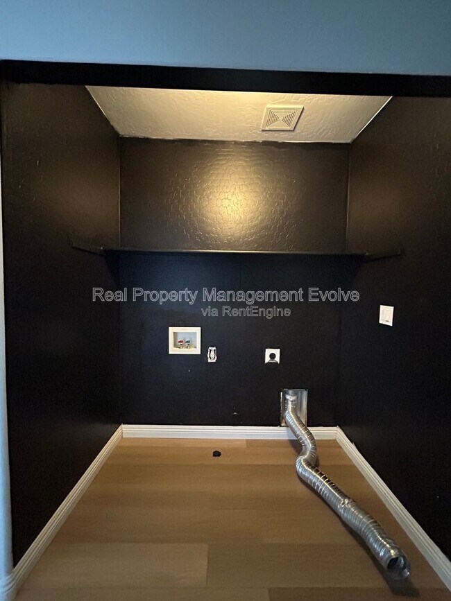 Building Photo - 4926 E Whitehall Dr