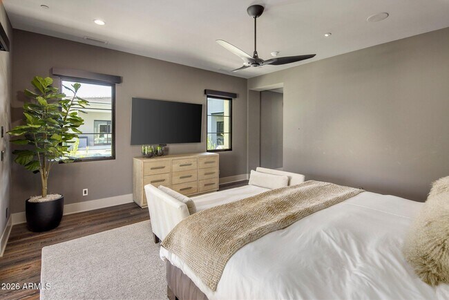 Building Photo - 10110 E Siesta Ln