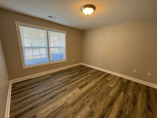 Building Photo - 505 Twisted Oak Dr NW