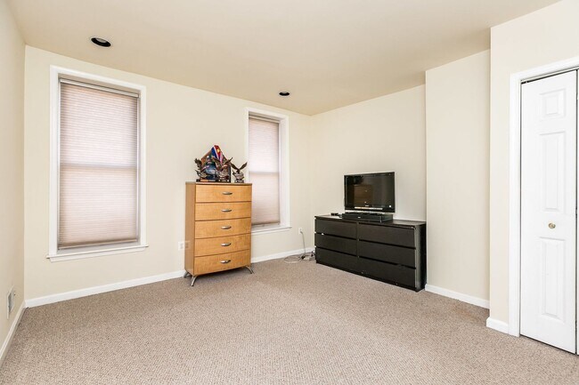 Building Photo - Stylish End-of-Group 2 bd 2.5bth Home in P...