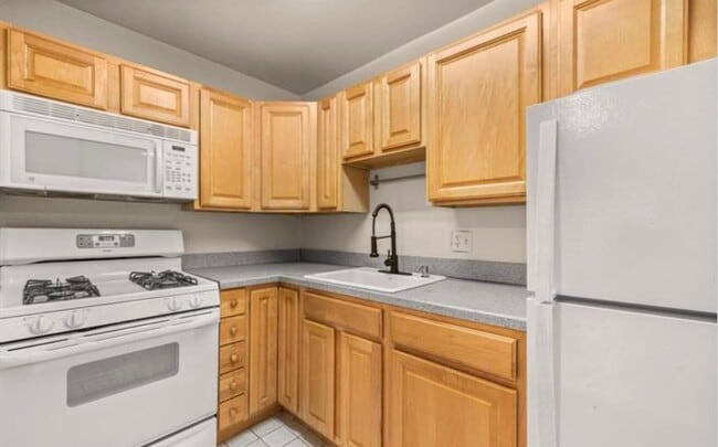 Building Photo - Bright And Luxurious 1 Bed 1 Bath Condo In Amenity-filled Woodlake Towers