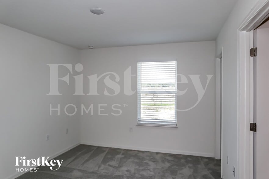 Building Photo - 1221 Spokane Pt