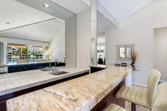 Building Photo - 142 Lakeshore Dr