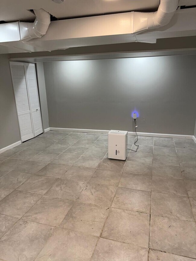 Building Photo - 5-Bedroom 2-Bath Completely Renovated!