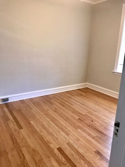 Building Photo - 4858 N Hermitage Ave