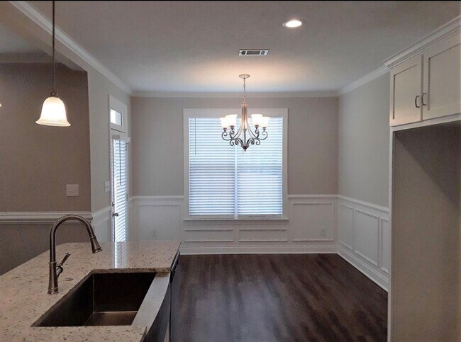 Building Photo - Beautiful Home 4 bedroom 3 bath