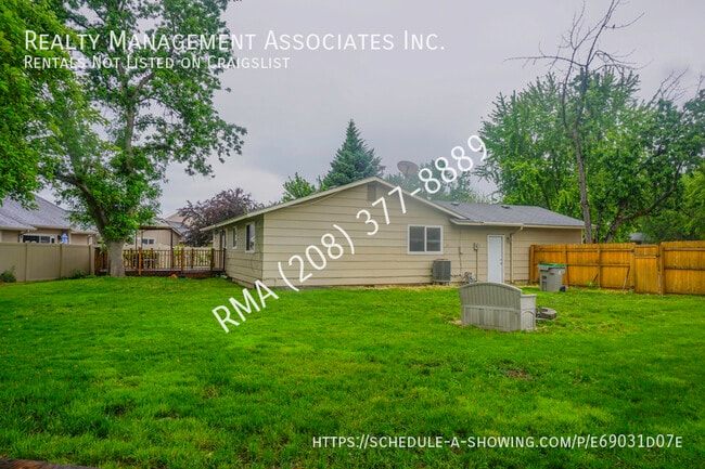 Building Photo - 1045 E Victory Rd