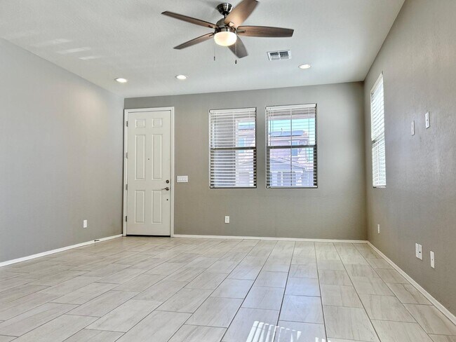 Building Photo - 152 N 56th Pl