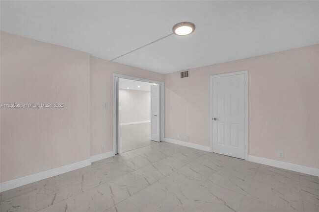 Building Photo - 250 E Royal Palm Rd