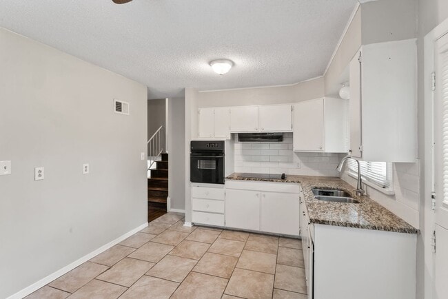 Building Photo - COMING SOON! 3 Bedroom 1 Bathroom in Grand...