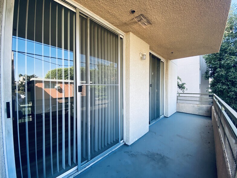 Primary Photo - 1220 N Las Palmas Ave