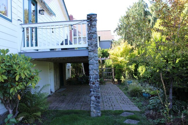 Building Photo - Experience Downtown Gig Harbor living in t...