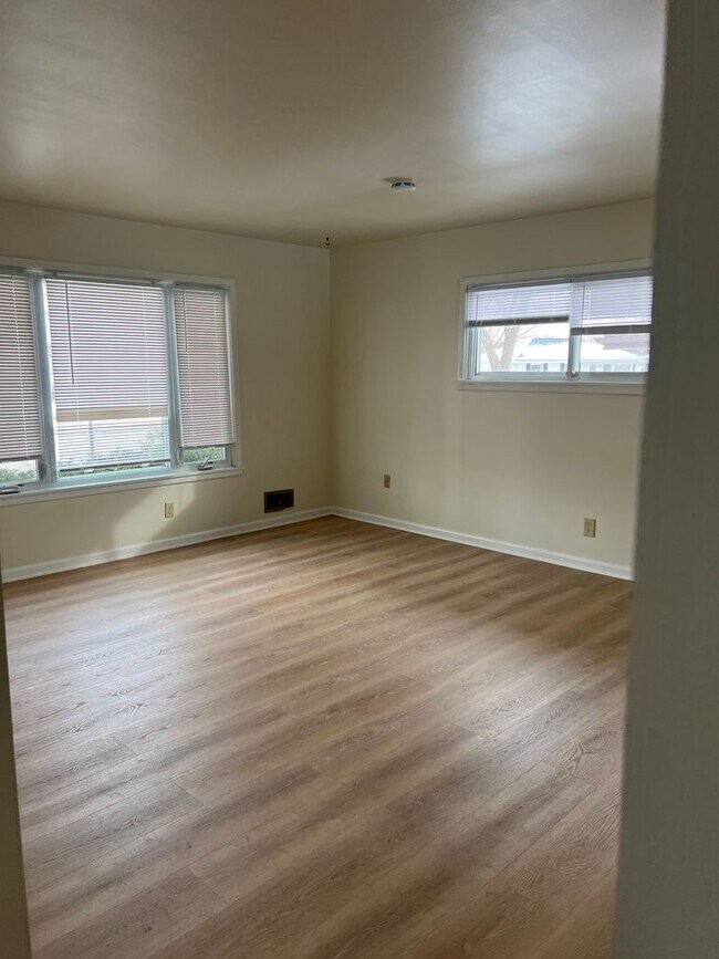 Building Photo - Amazing 3 Bedrooms with Rec Room Single Family in an Excellent Neighborhood!