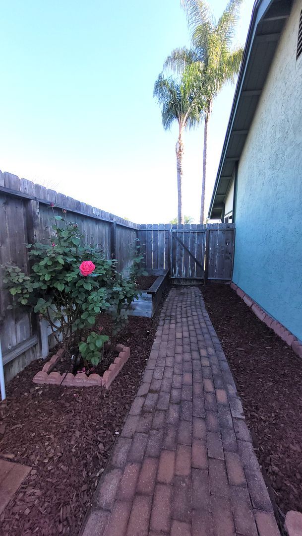 Building Photo - Corner Lot - 2 Bed - 2 Bath Home In Encinitas