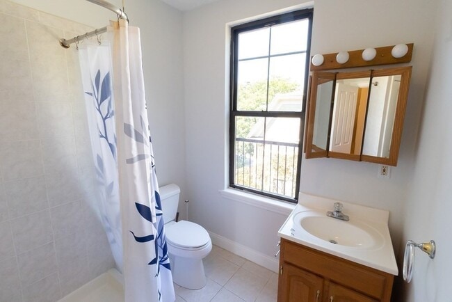 Building Photo - 531 Norwest Dr