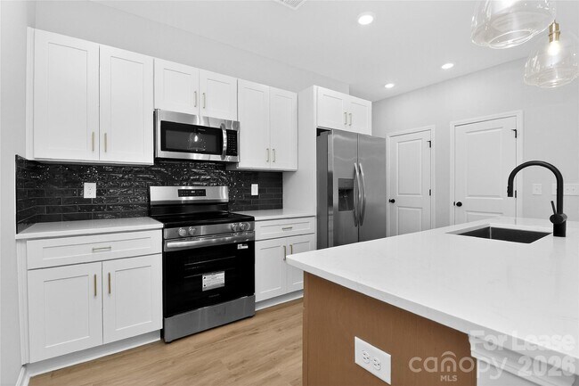 Building Photo - 337 N Hoskins Rd