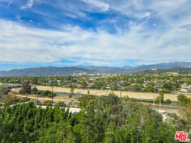 Building Photo - 2753 Waverly Dr