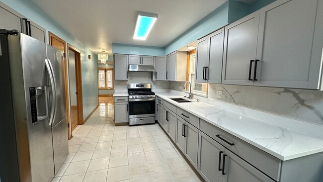 Building Photo - 4819 W Winnemac Ave