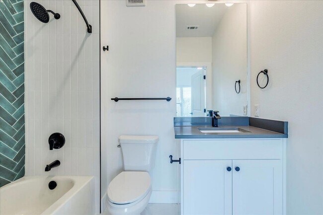 Building Photo - 3000 Duval St