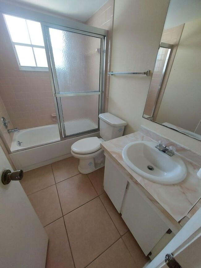 Building Photo - 584 Fairways Ln