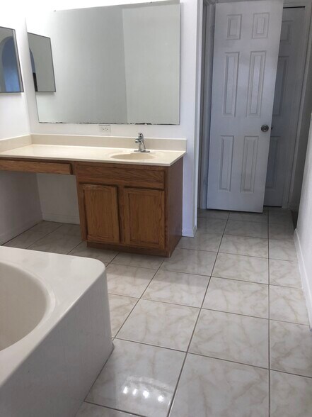 Building Photo - 981 SW McElroy Ave