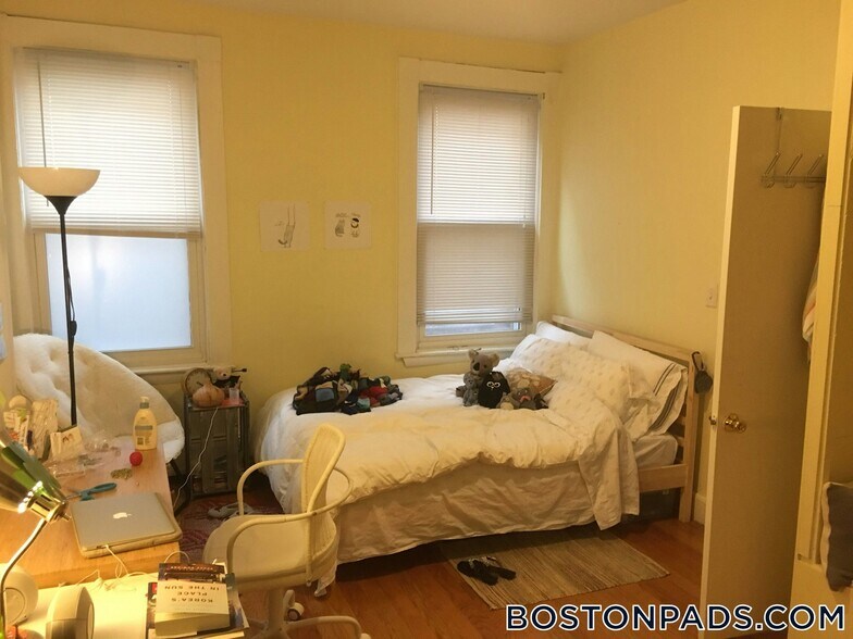 Building Photo - 35 Brookline St