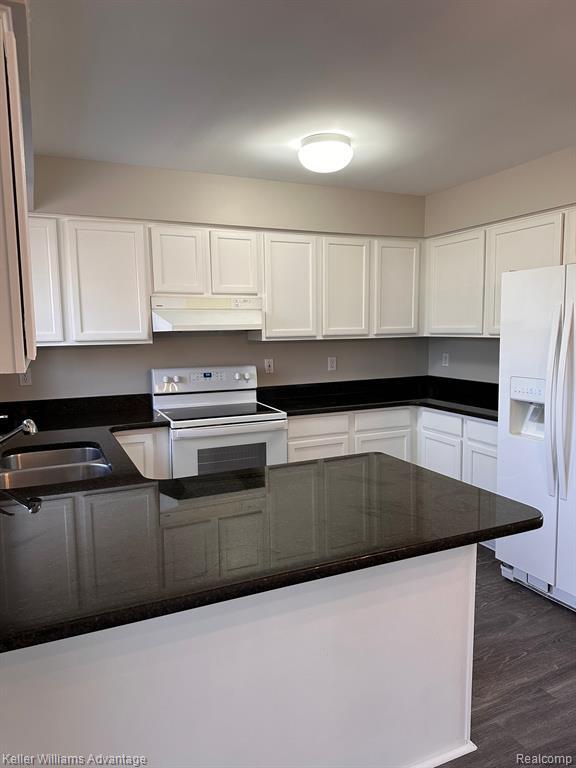 Building Photo - 28672 BAYBERRY Ct E