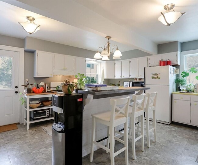 Building Photo - Beautiful New Listing Available August 21, 2026.  Monthly rent $2,100