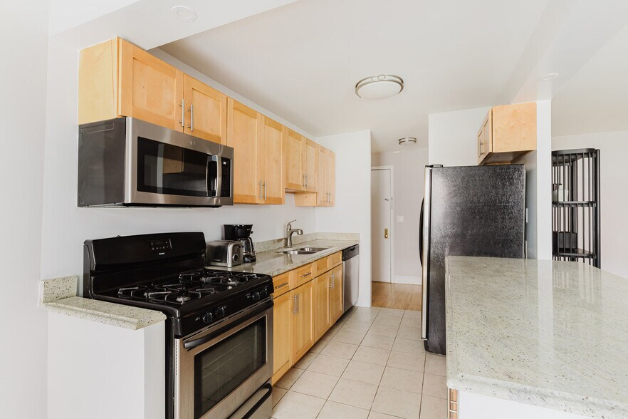 Building Photo - 50 W 97th St