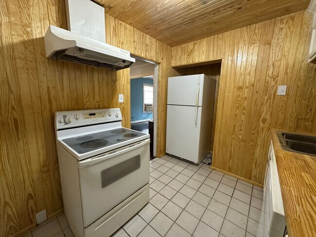 Building Photo - 2-BEDROOM DUPLEX IN MAHNCKE PARK