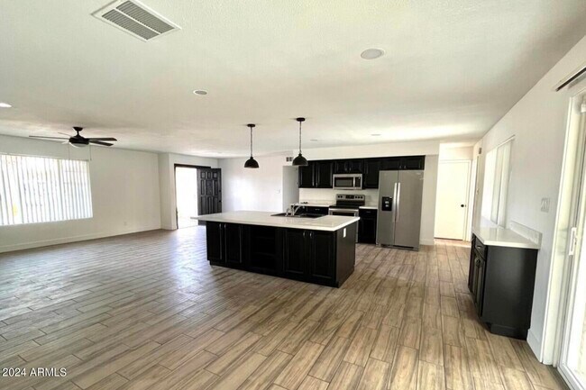 Building Photo - 8449 E Crestwood Way
