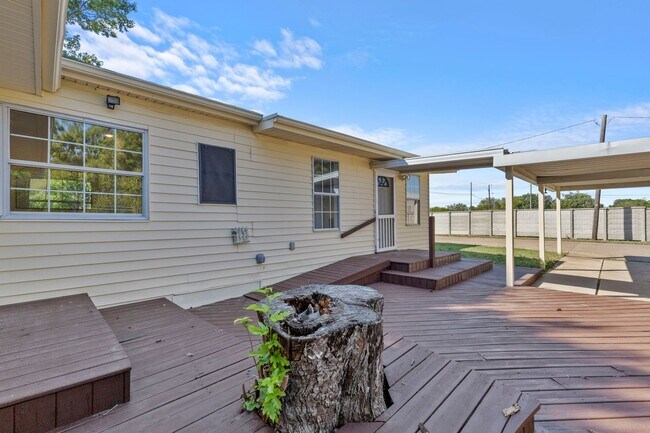 Building Photo - Beautiful & Unique Rental Home Spacious, C...