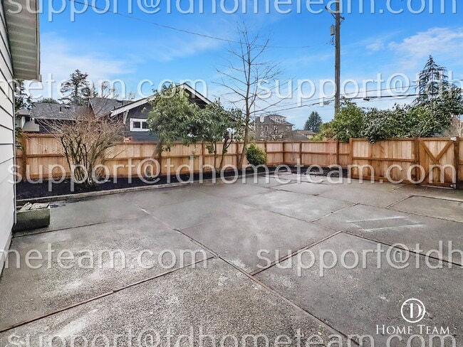 Building Photo - "Charming Tacoma Retreat: Cozy 2-Bed Oasis with 1 Private Car Garage!"