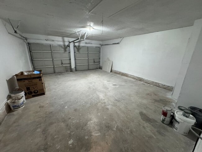 Building Photo - 3 bed one bath all new inside ready for mo...
