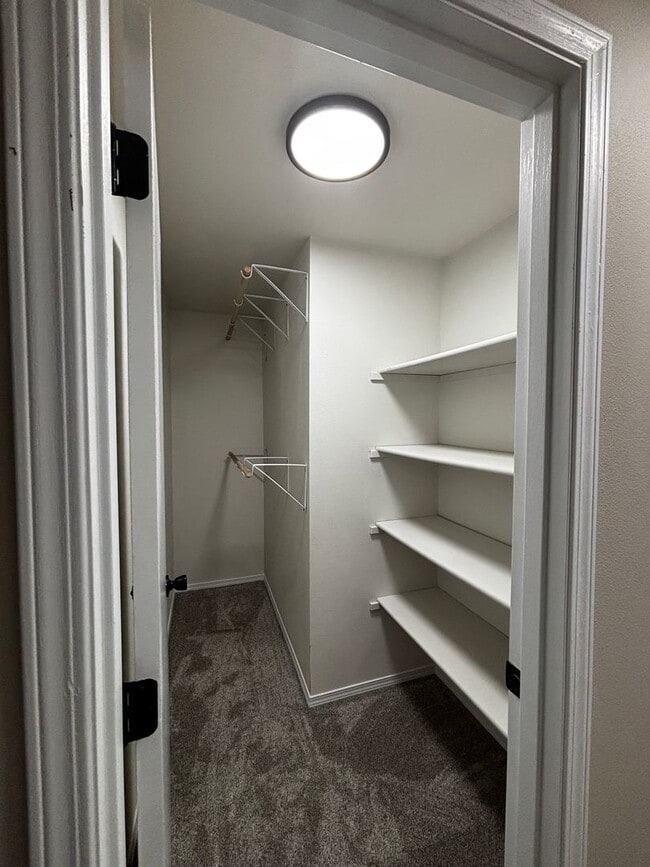 Building Photo - 4 bed 3 bath, Bonus room, Rv parking, Fenc...