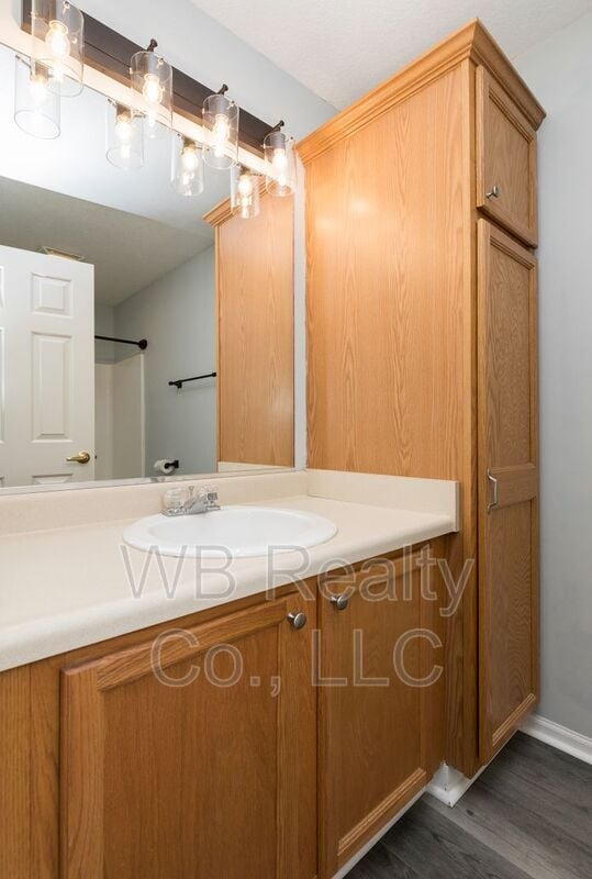 Building Photo - 10525 Hickory Dr