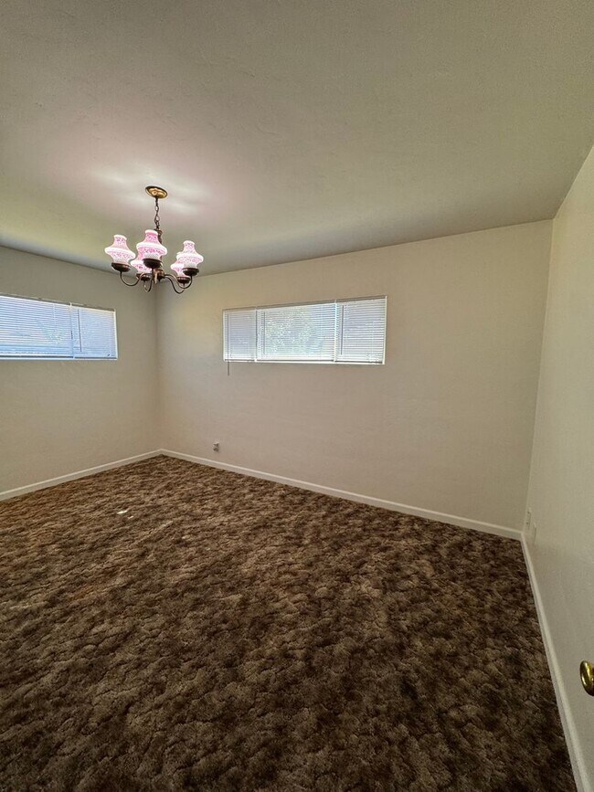 Building Photo - Charming Home Rent Ready !