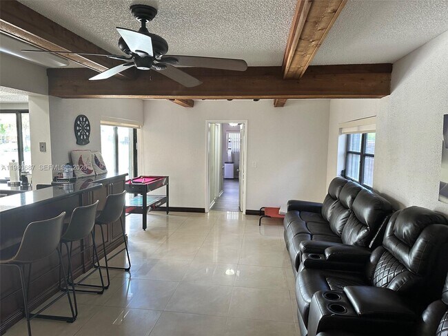 Building Photo - 10404 NW 5th Manor