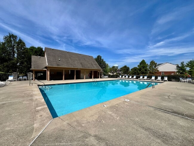 Building Photo - Large executive home in pool community Mas...