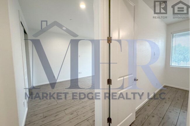 Building Photo - 3Bed/2.5Bath Townhouse at 7th St/Hatcher! Move-In Ready on 04/09/2026! -- NO HOA! ALL TILE FLOORING!