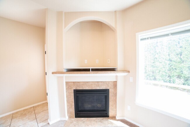 Building Photo - Newer Construction Townhome in Canby