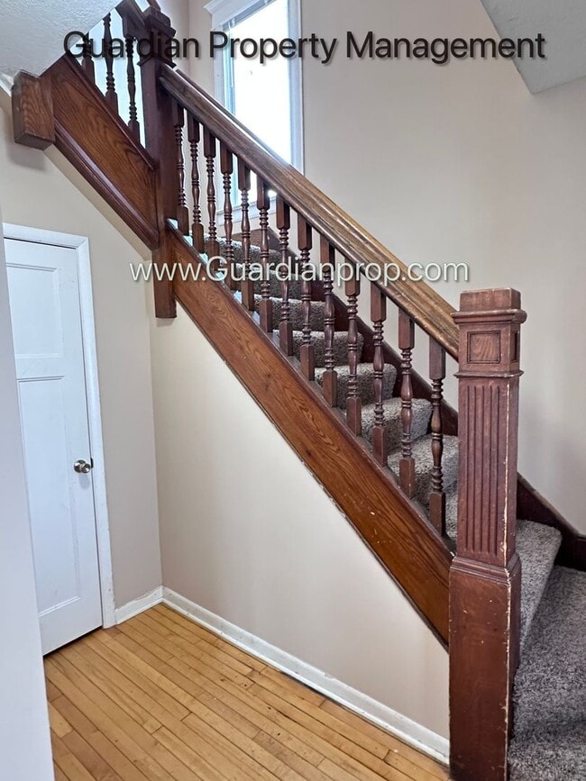 Building Photo - Spacious Two Bedroom Single Family Home, Hardwood Floors, W/D, Dishwasher