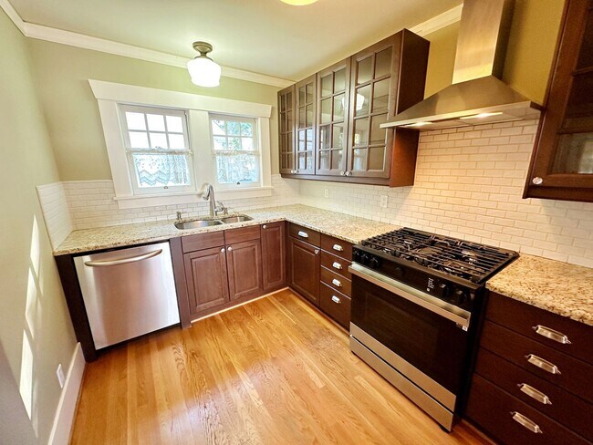 Building Photo - Stunning 3 Bedroom with Fully Fenced Yard ...