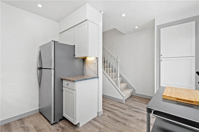 Building Photo - 236 S Grandview Ave