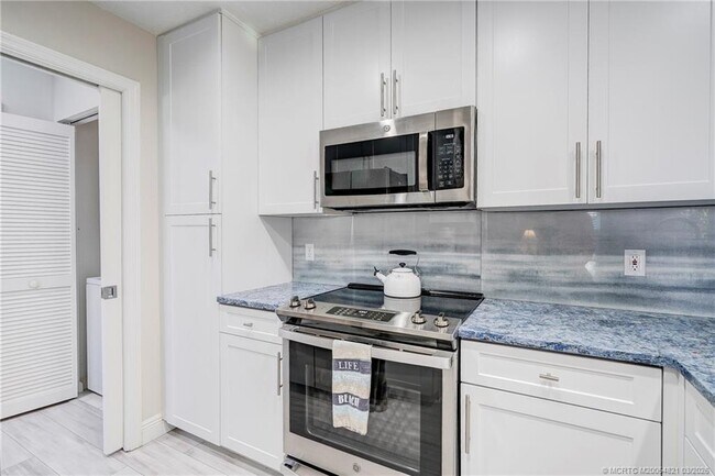 Building Photo - 391 NE Plantation Rd