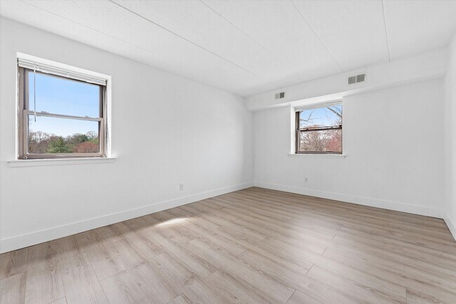 Building Photo - Recently Renovated 2BR Condo in Sought-After Goshen Valley