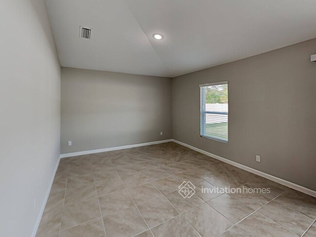 Building Photo - 548 NW Floresta Dr