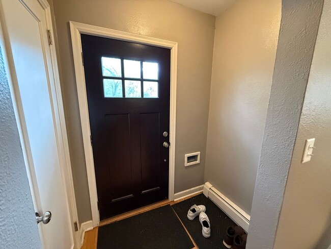 Building Photo - Stunning 5 Bed 2 Bath House Located in the...