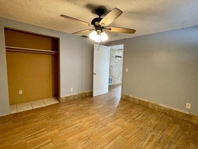 Building Photo - Sunny Lakes